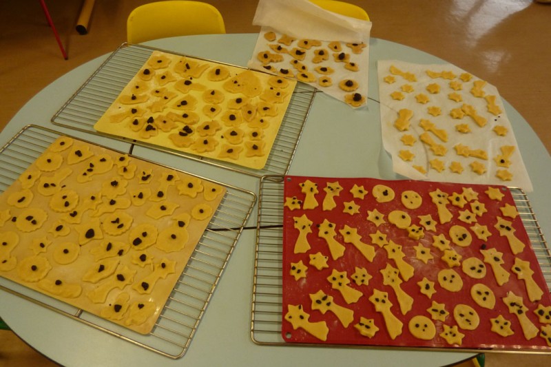 10 Decorer avec la pate additionnee de chocolat en poudre.jpg